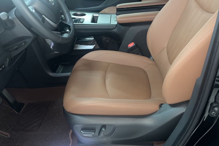 Used Toyota SIENNA 2026 Model 2.5L Dual-Engine Four-Wheel-Drive Premium Edition Left Front Seat