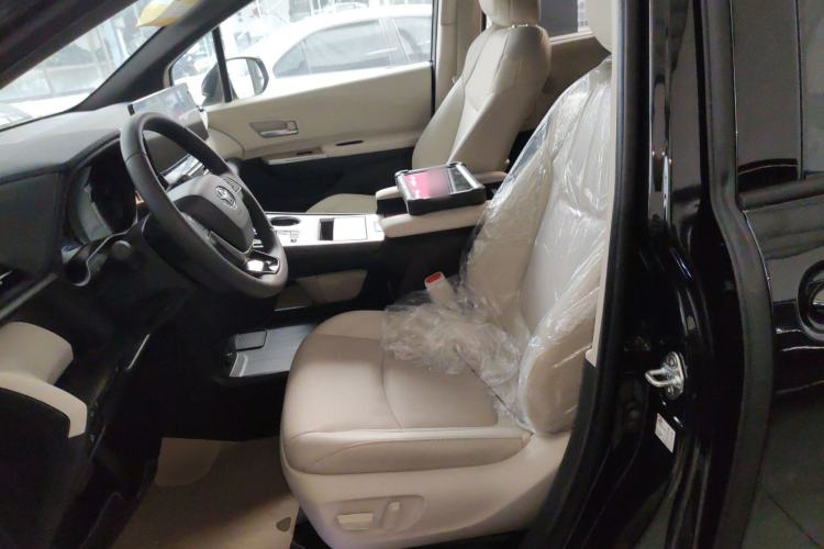 Used Toyota SIENNA 2026 Model 2.5L Dual-Engine Four-Wheel-Drive Prestige Edition Left Front Seat
