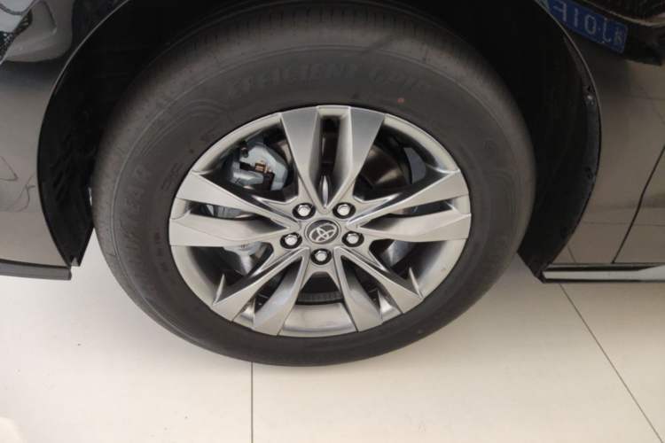 Used Toyota SIENNA 2026 Model 2.5L Dual-Engine Two-Wheel-Drive Comfort Edition Left Front Wheel Hub