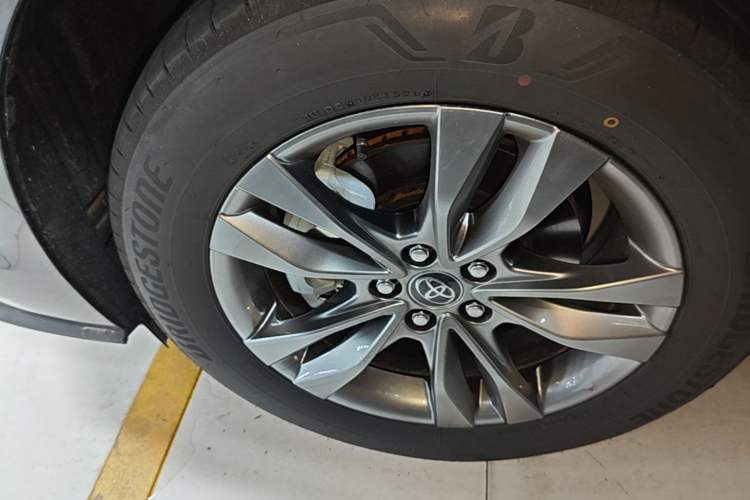 Used Toyota SIENNA 2026 Model 2.5L Dual-Engine Two-Wheel-Drive Comfort Edition Left Front Wheel Hub