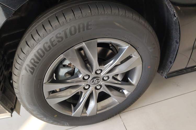 Used Toyota SIENNA 2026 Model 2.5L Dual-Engine Two-Wheel-Drive Comfort Edition Left Front Wheel Hub