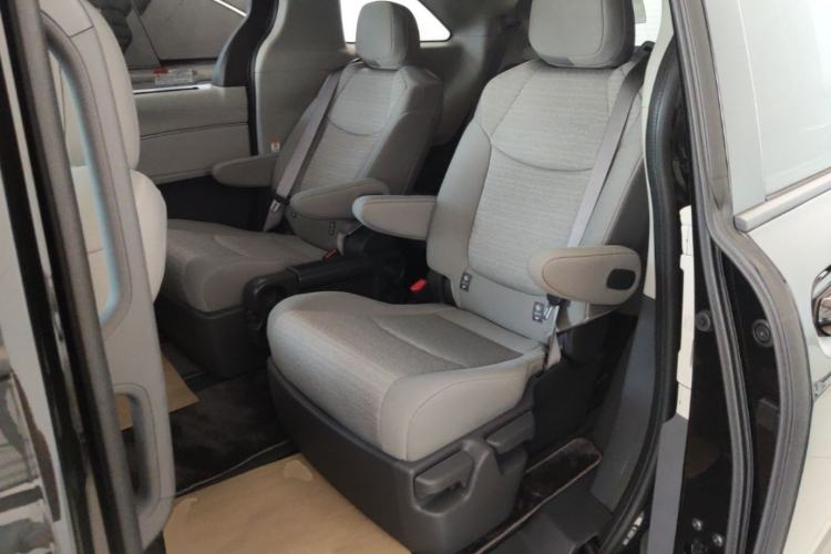 Used Toyota SIENNA 2026 Model 2.5L Dual-Engine Two-Wheel-Drive Comfort Edition Left Rear Seat