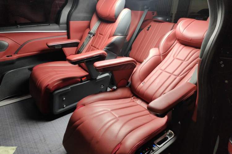 Used Toyota SIENNA 2026 Model 2.5L Dual-Engine Four-Wheel-Drive Luxury Edition Left Rear Seat