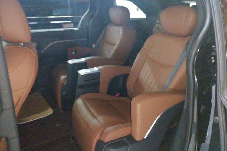 Used Toyota SIENNA 2026 Model 2.5L Dual-Engine Four-Wheel-Drive Premium Edition Left Rear Seat