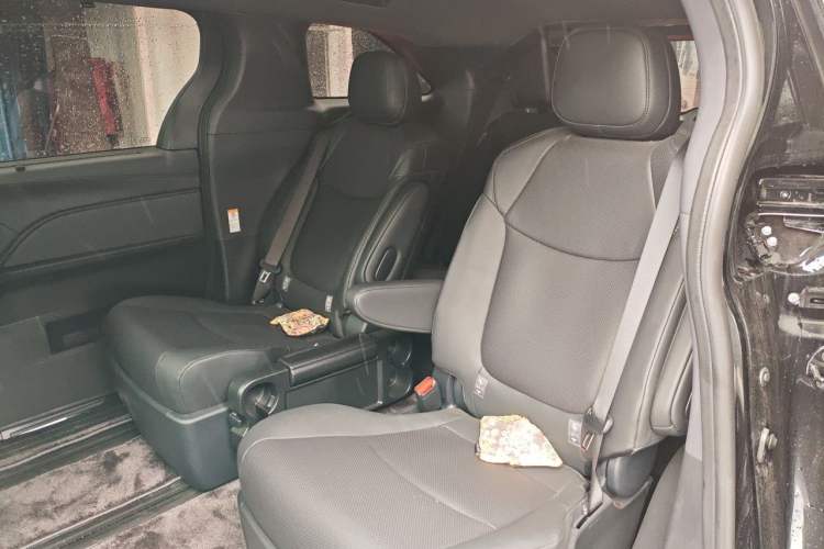 Used Toyota SIENNA 2026 Model 2.5L Dual-Engine Four-Wheel-Drive Luxury Edition Left Rear Seat