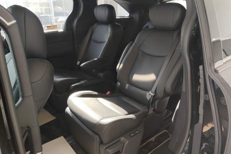 Used Toyota SIENNA 2026 Model 2.5L Dual-Engine Four-Wheel-Drive Prestige Edition Left Rear Seat