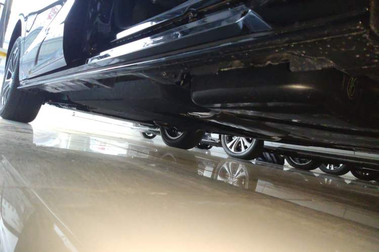 Used Toyota SIENNA 2026 Model 2.5L Dual-Engine Four-Wheel-Drive Luxury Edition Left Side Sill