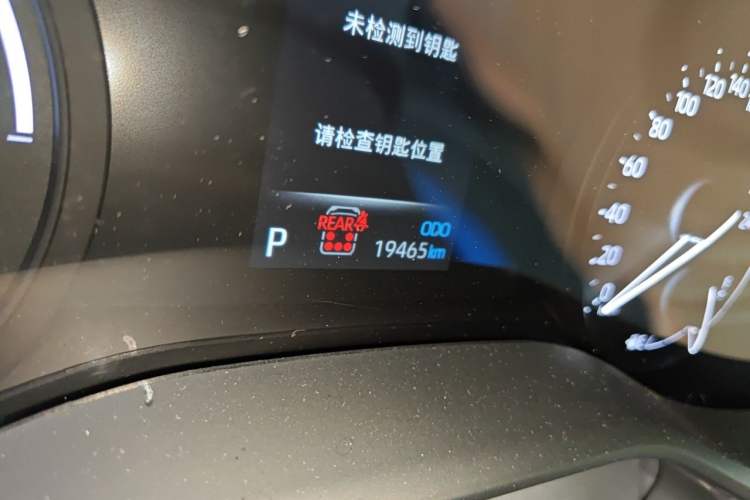 Used Toyota SIENNA 2026 Model 2.5L Dual-Engine Four-Wheel-Drive Premium Edition Odometer Close Up