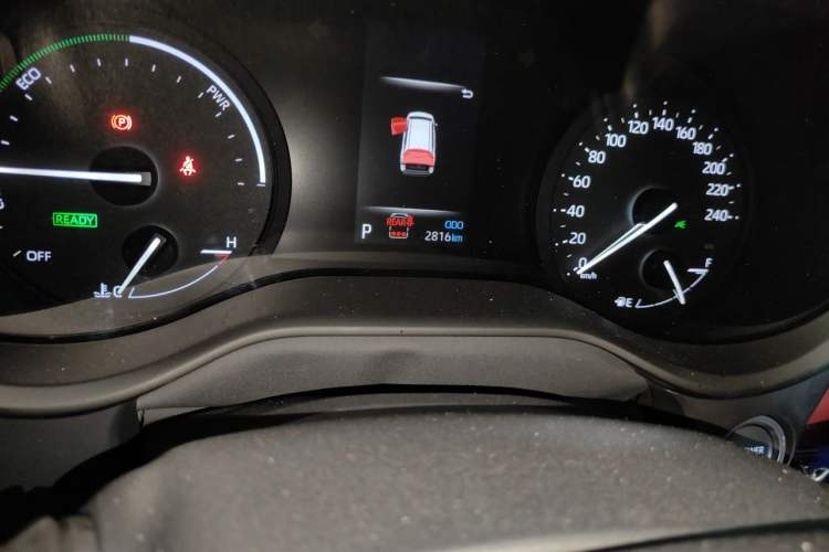 Used Toyota SIENNA 2026 Model 2.5L Dual-Engine Four-Wheel-Drive Luxury Edition Odometer Close Up