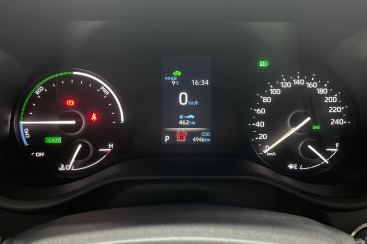 Used Toyota SIENNA 2026 Model 2.5L Dual-Engine Four-Wheel-Drive Premium Edition Odometer Close Up