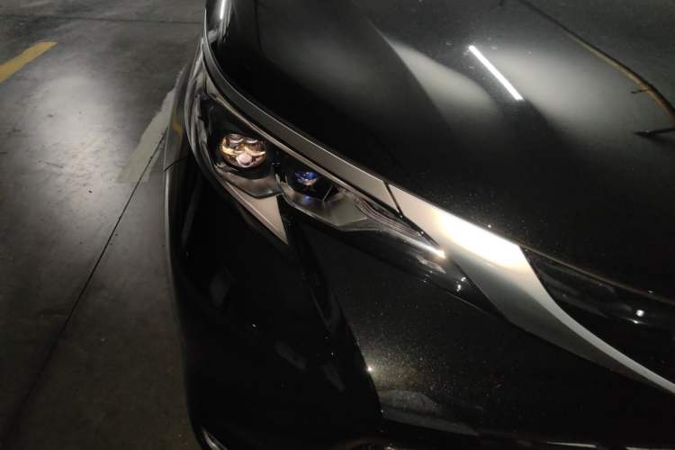 Used Toyota SIENNA 2026 Model 2.5L Dual-Engine Four-Wheel-Drive Luxury Edition Right Front Headlight