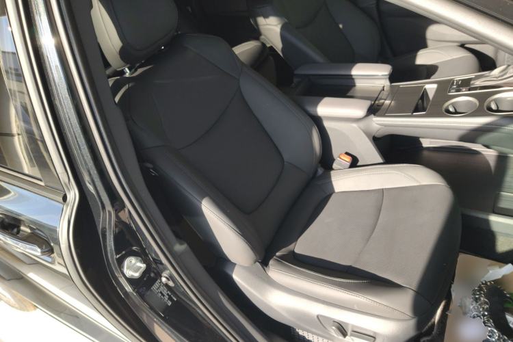 Used Toyota SIENNA 2026 Model 2.5L Dual-Engine Four-Wheel-Drive Prestige Edition Right Front Seat
