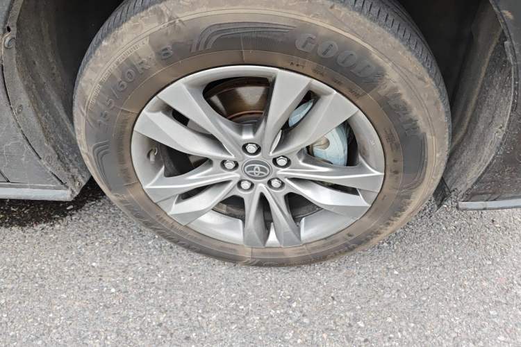 Used Toyota SIENNA 2026 Model 2.5L Dual-Engine Four-Wheel-Drive Premium Edition Right Front Wheel Hub