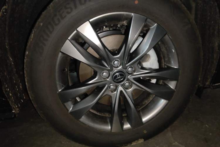 Used Toyota SIENNA 2026 Model 2.5L Dual-Engine Four-Wheel-Drive Luxury Edition Right Front Wheel Hub