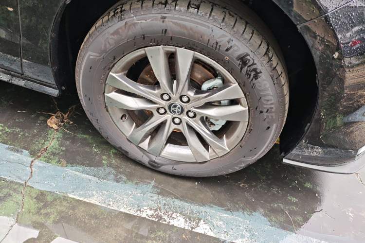 Used Toyota SIENNA 2026 Model 2.5L Dual-Engine Four-Wheel-Drive Luxury Edition Right Front Wheel Hub