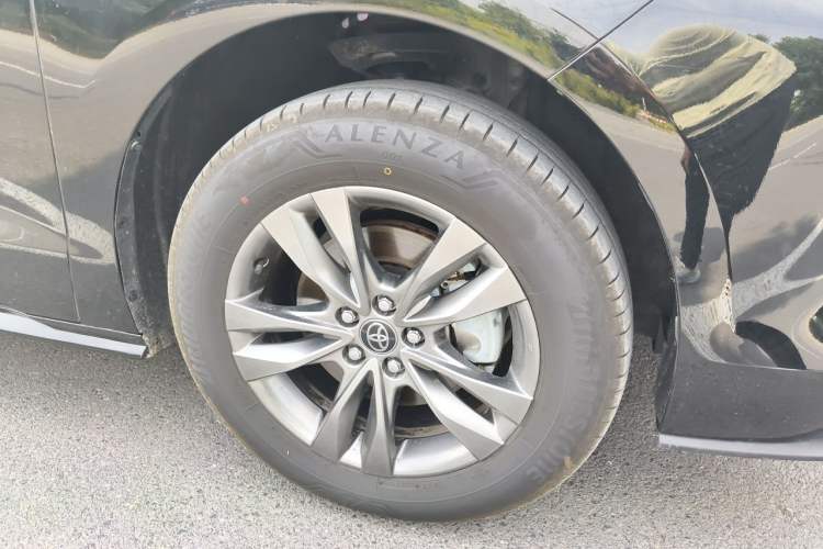 Used Toyota SIENNA 2026 Model 2.5L Dual-Engine Four-Wheel-Drive Prestige Edition Right Front Wheel Hub