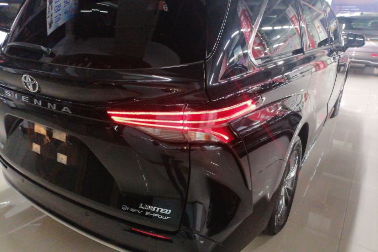 Used Toyota SIENNA 2026 Model 2.5L Dual-Engine Four-Wheel-Drive Premium Edition Right Rear Taillight