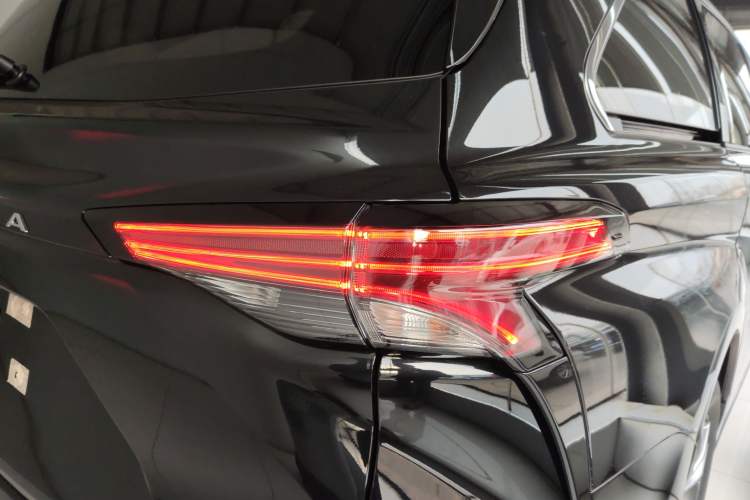 Used Toyota SIENNA 2026 Model 2.5L Dual-Engine Four-Wheel-Drive Prestige Edition Right Rear Taillight