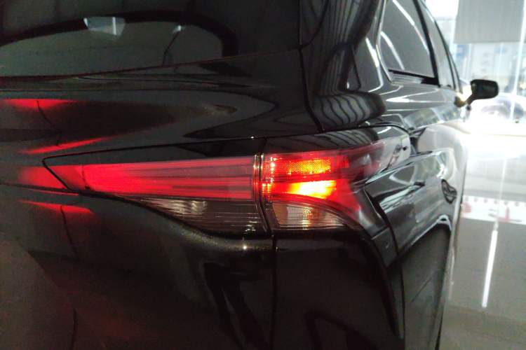 Used Toyota SIENNA 2026 Model 2.5L Dual-Engine Four-Wheel-Drive Luxury Edition Right Rear Taillight