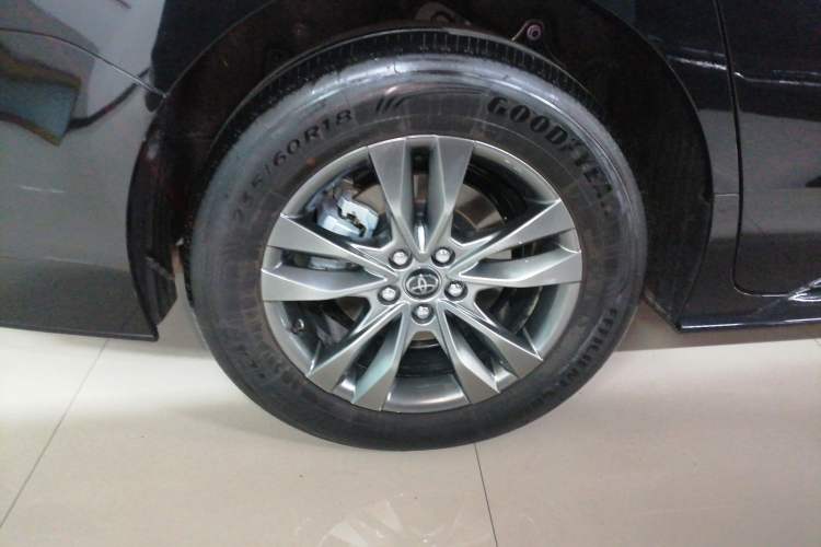 Used Toyota SIENNA 2026 Model 2.5L Dual-Engine Four-Wheel-Drive Premium Edition Right Rear Wheel Hub