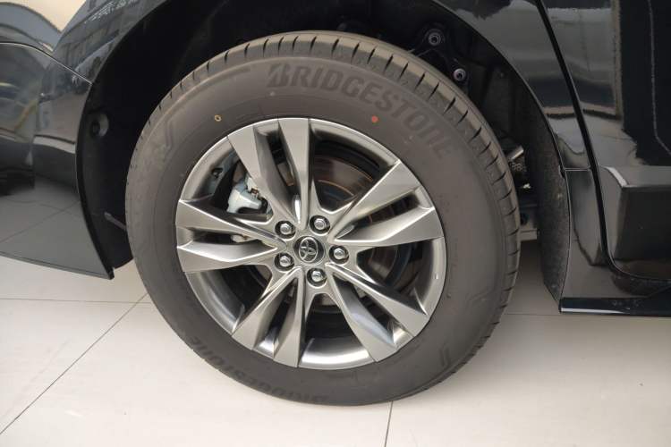 Used Toyota SIENNA 2026 Model 2.5L Dual-Engine Four-Wheel-Drive Prestige Edition Right Rear Wheel Hub