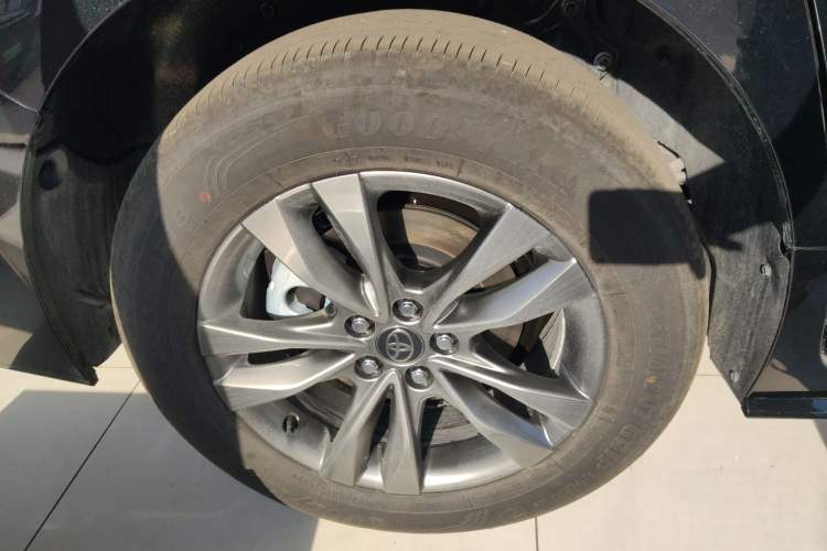 Used Toyota SIENNA 2026 Model 2.5L Dual-Engine Four-Wheel-Drive Prestige Edition Right Rear Wheel Hub