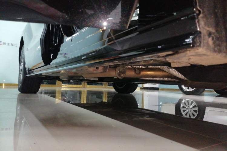Used Toyota SIENNA 2026 Model 2.5L Dual-Engine Four-Wheel-Drive Premium Edition Right Side Sill