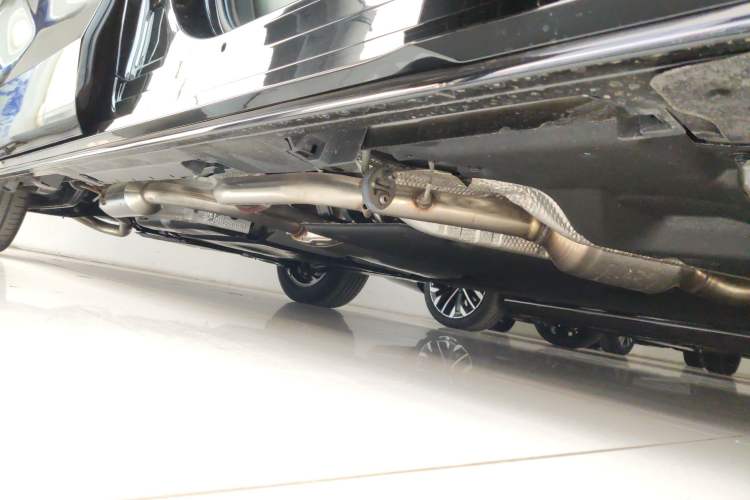 Used Toyota SIENNA 2026 Model 2.5L Dual-Engine Four-Wheel-Drive Prestige Edition Right Side Sill
