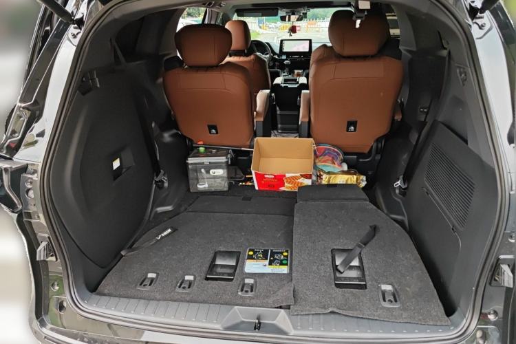 Used Toyota SIENNA 2026 Model 2.5L Dual-Engine Four-Wheel-Drive Premium Edition Trunk