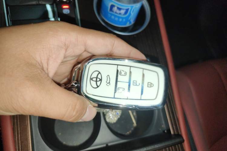 Used Toyota SIENNA 2026 Model 2.5L Dual-Engine Four-Wheel-Drive Luxury Edition Vehicle Key