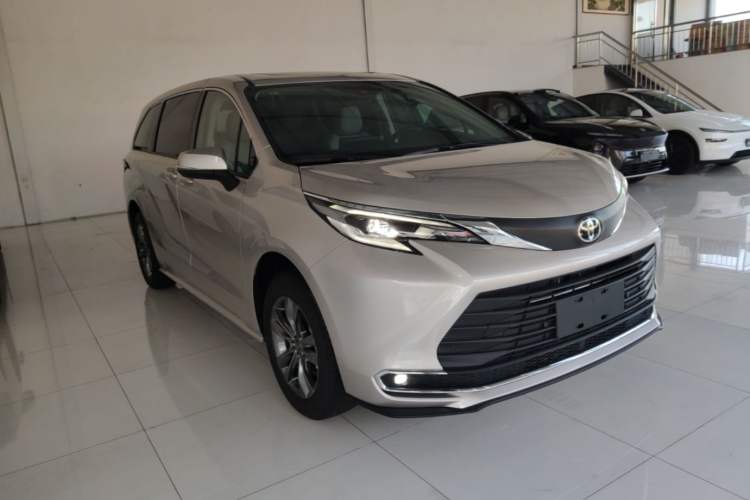 Used Toyota SIENNA 2026 Model 2.5L Dual-Engine Two-Wheel-Drive Comfort Edition Front Right 45 Deg