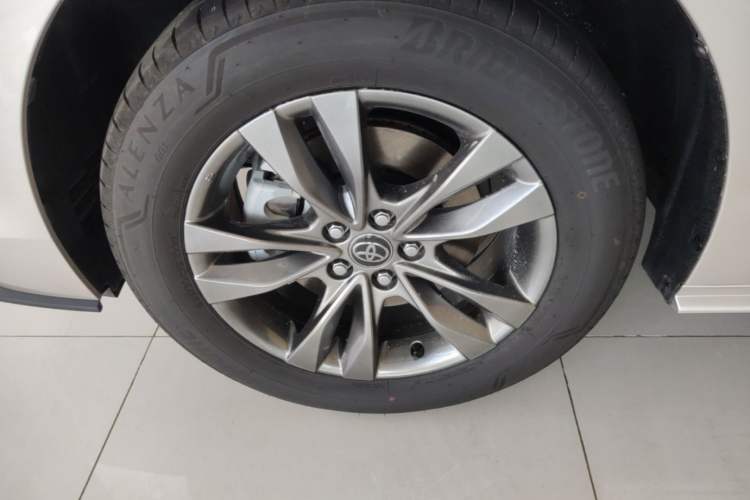 Used Toyota SIENNA 2026 Model 2.5L Dual-Engine Two-Wheel-Drive Comfort Edition Left Front Wheel Hub