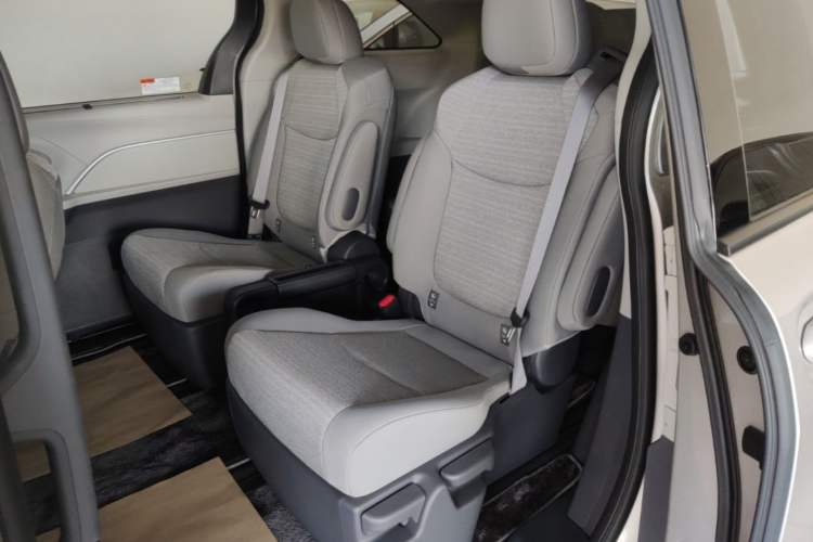 Used Toyota SIENNA 2026 Model 2.5L Dual-Engine Two-Wheel-Drive Comfort Edition Left Rear Seat