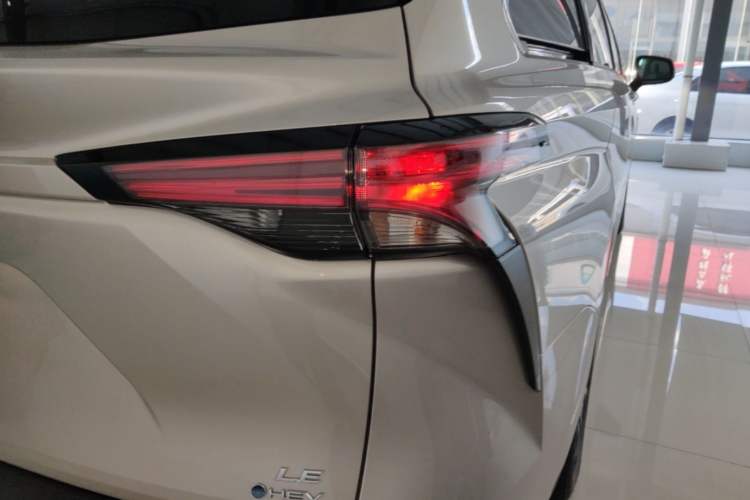 Used Toyota SIENNA 2026 Model 2.5L Dual-Engine Two-Wheel-Drive Comfort Edition Right Rear Taillight