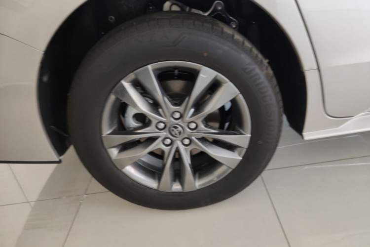 Used Toyota SIENNA 2026 Model 2.5L Dual-Engine Two-Wheel-Drive Comfort Edition Right Rear Wheel Hub