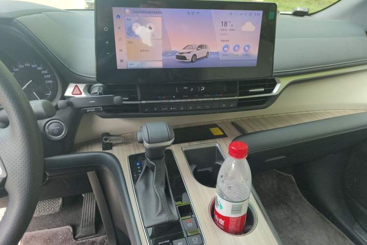 Used Toyota SIENNA 2026 Model 2.5L Dual-Engine Two-Wheel-Drive Premium Prestige Edition Audio And AC Panel
