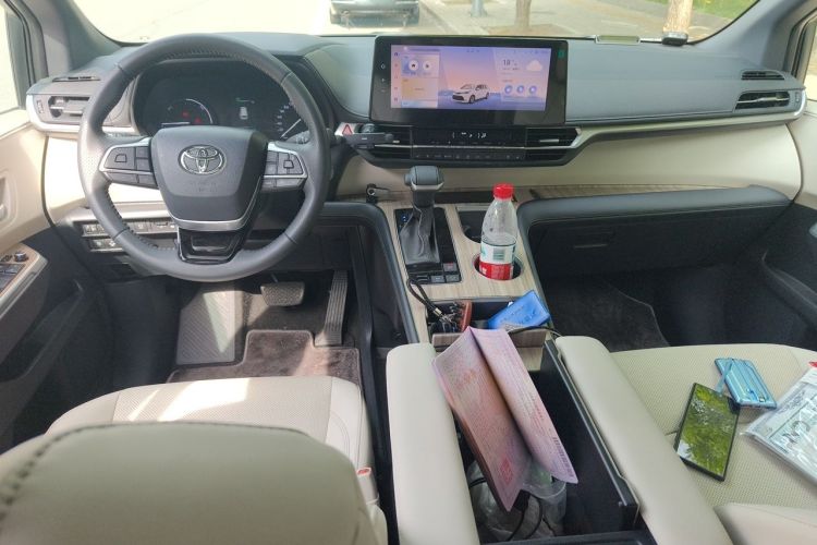 Used Toyota SIENNA 2026 Model 2.5L Dual-Engine Two-Wheel-Drive Premium Prestige Edition Center Console