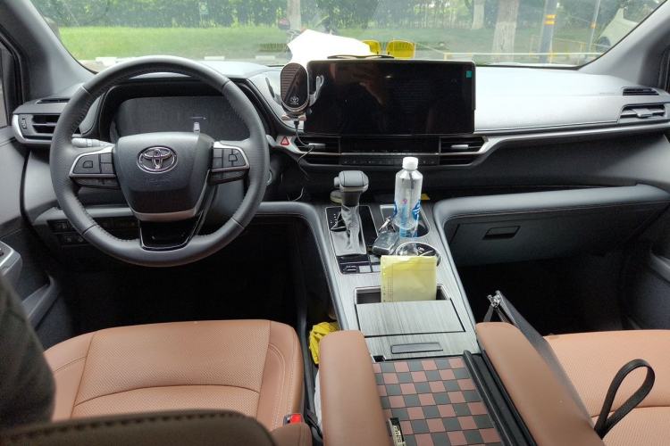 Used Toyota SIENNA 2026 Model 2.5L Dual-Engine Four-Wheel-Drive Premium Edition Center Console