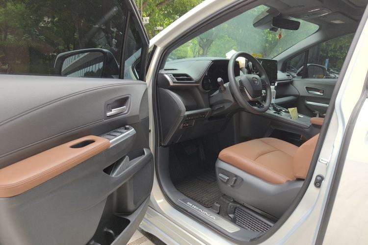 Used Toyota SIENNA 2026 Model 2.5L Dual-Engine Four-Wheel-Drive Premium Edition Driver Seat