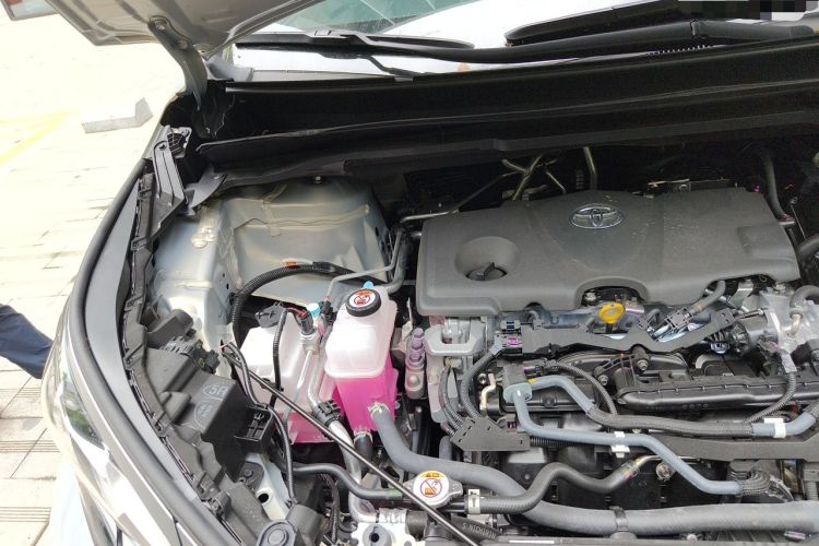 Used Toyota SIENNA 2026 Model 2.5L Dual-Engine Four-Wheel-Drive Premium Edition Engine Bay Right