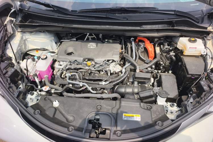 Used Toyota SIENNA 2026 Model 2.5L Dual-Engine Four-Wheel-Drive Premium Edition Engine Bay