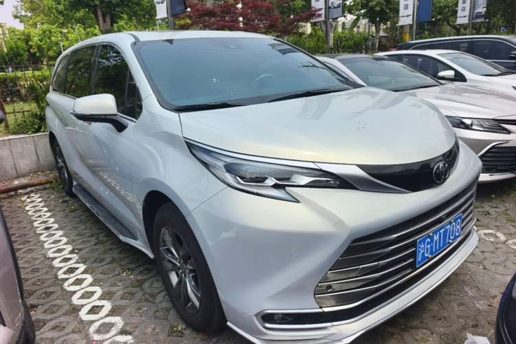 Used Toyota SIENNA 2026 Model 2.5L Dual-Engine Four-Wheel-Drive Premium Edition Exterior 2