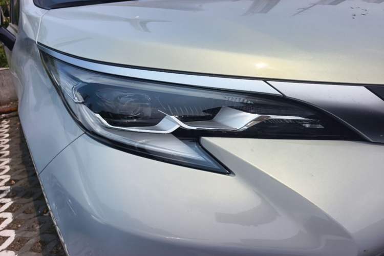 Used Toyota SIENNA 2026 Model 2.5L Dual-Engine Four-Wheel-Drive Premium Edition Exterior 6