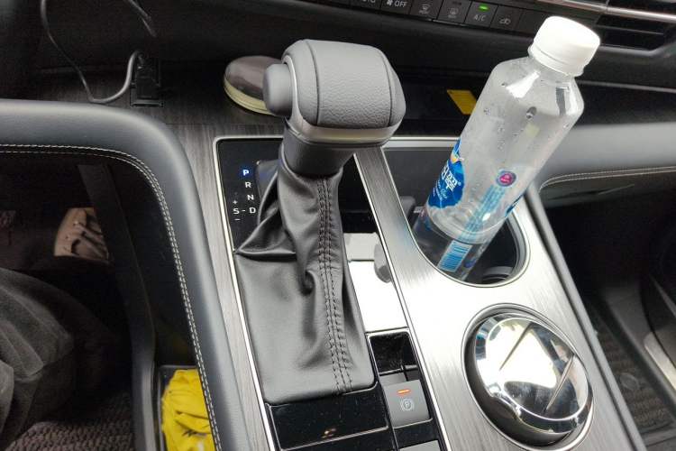 Used Toyota SIENNA 2026 Model 2.5L Dual-Engine Four-Wheel-Drive Premium Edition Gear Lever