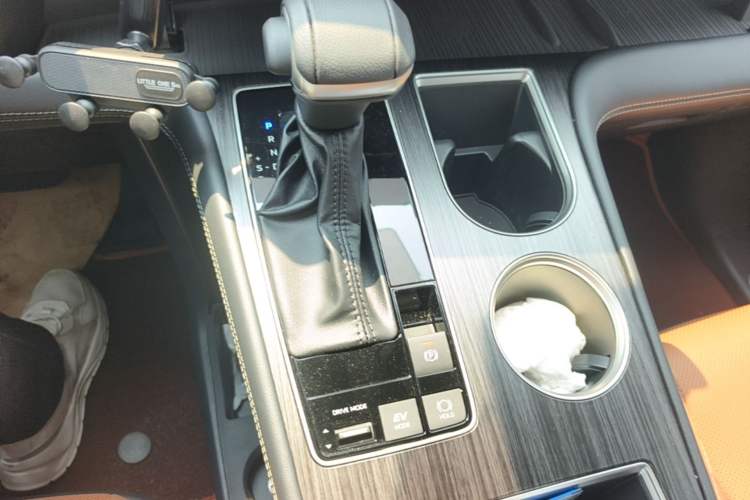 Used Toyota SIENNA 2026 Model 2.5L Dual-Engine Four-Wheel-Drive Premium Edition Gear Lever