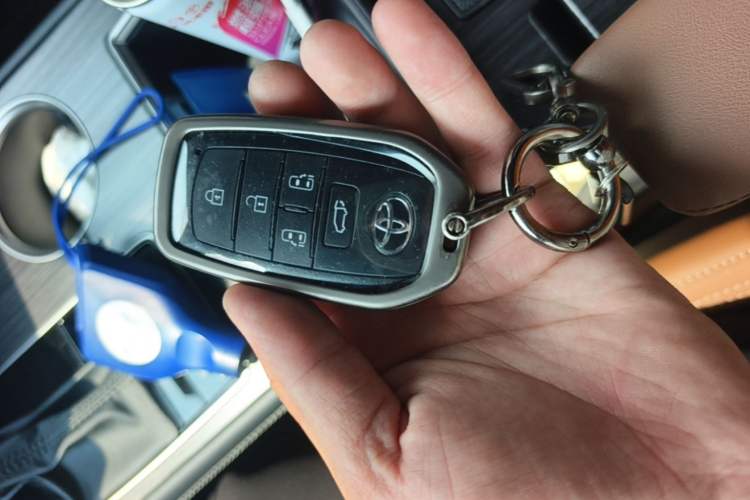 Used Toyota SIENNA 2026 Model 2.5L Dual-Engine Four-Wheel-Drive Premium Edition Interior 1