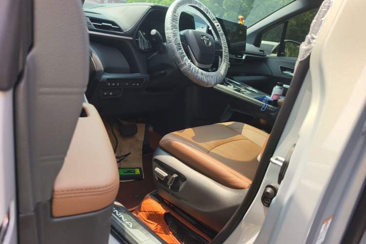 Used Toyota SIENNA 2026 Model 2.5L Dual-Engine Four-Wheel-Drive Premium Edition Interior 3