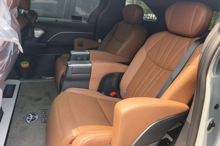Used Toyota SIENNA 2026 Model 2.5L Dual-Engine Four-Wheel-Drive Premium Edition Interior 4
