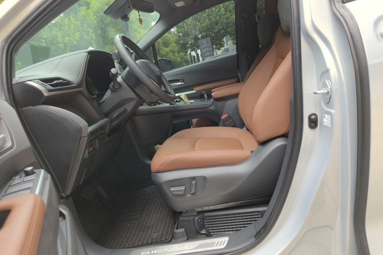 Used Toyota SIENNA 2026 Model 2.5L Dual-Engine Four-Wheel-Drive Premium Edition Left Front Seat