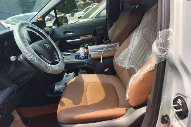 Used Toyota SIENNA 2026 Model 2.5L Dual-Engine Four-Wheel-Drive Premium Edition Left Front Seat